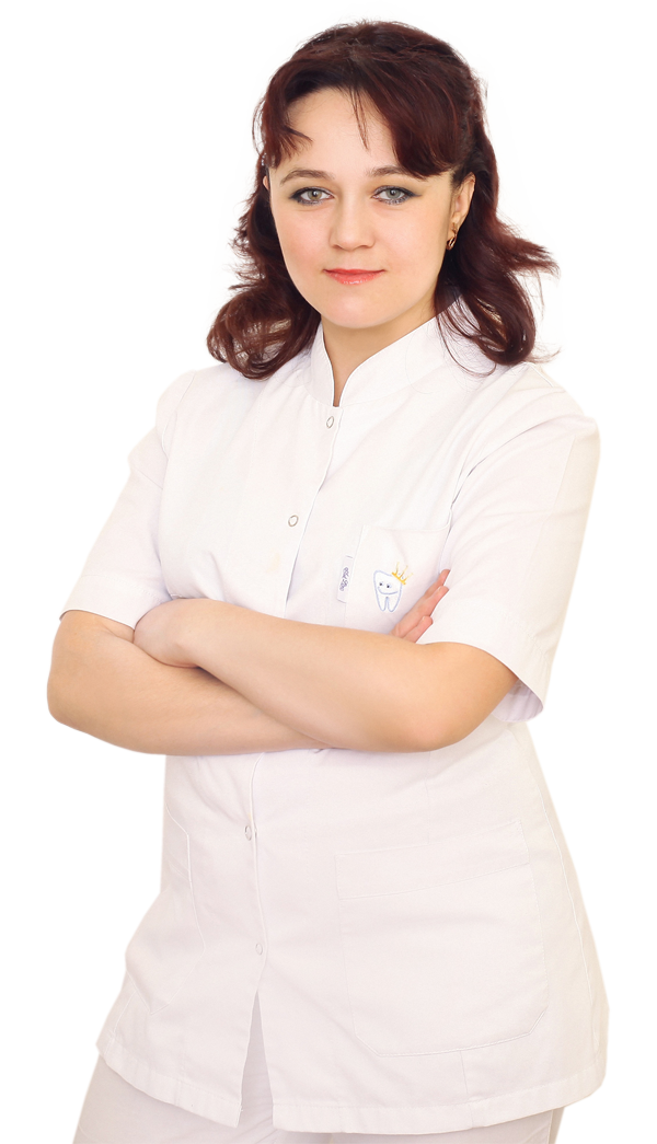Mujer morena, auxiliar de enfermería vestida de blanco
