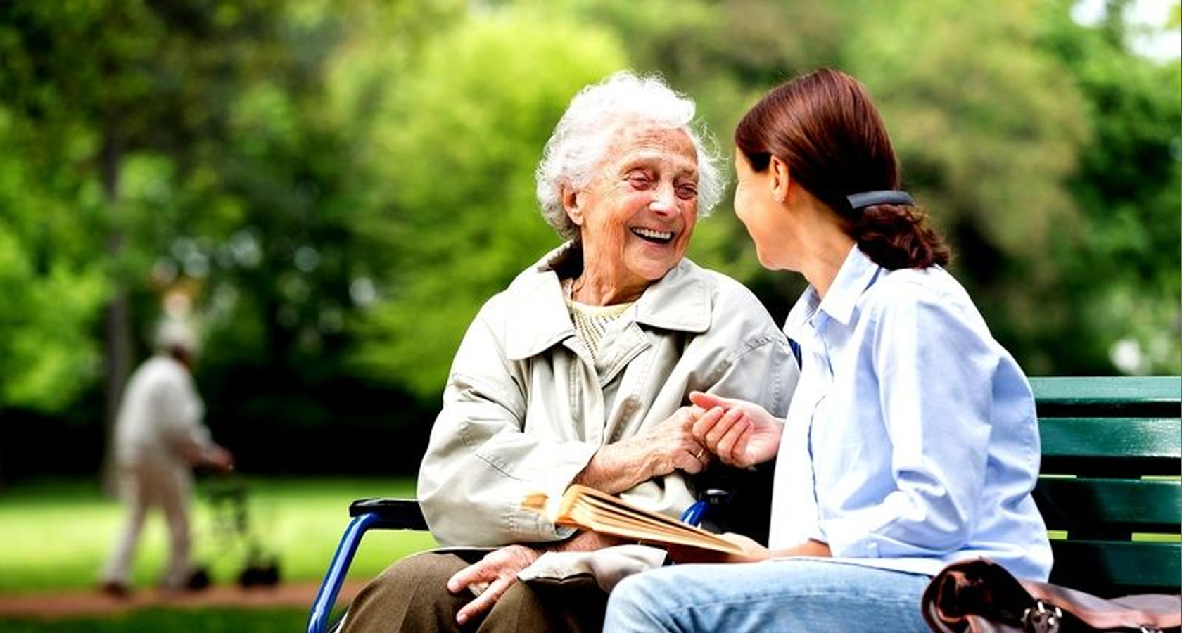 Trabajadora social cogiendo la mano a una anciana