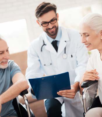 Psicólogo conversando con una pareja adulta